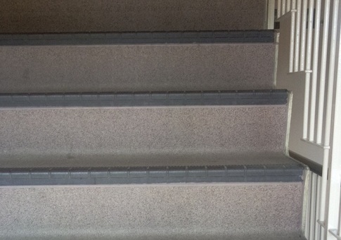 集合住宅の階段
