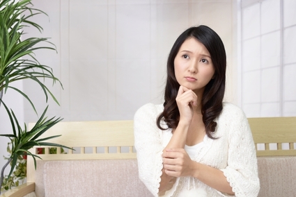 困っている女性のイメージ画像