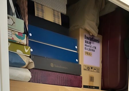 実家の押し入れ内