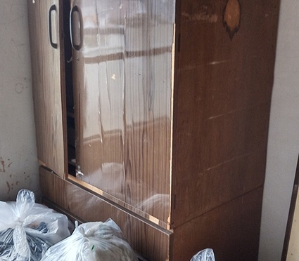 現場の家具と衣類