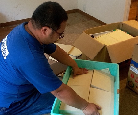 遺品整理の作業光景