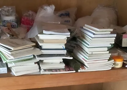 押入れに遺品の雑誌を一時的に置いた光景