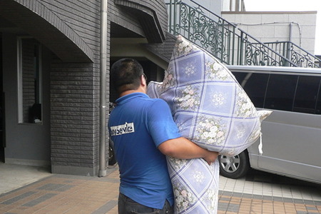 布団の搬出光景