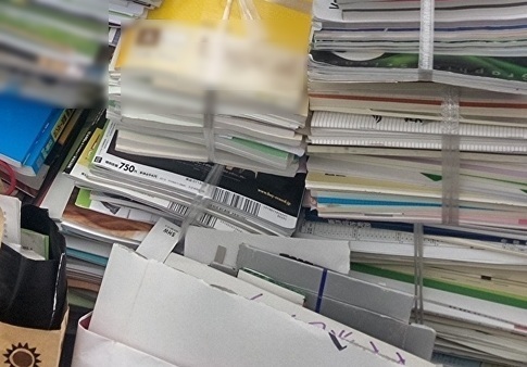 床に置かれた不要な雑誌類